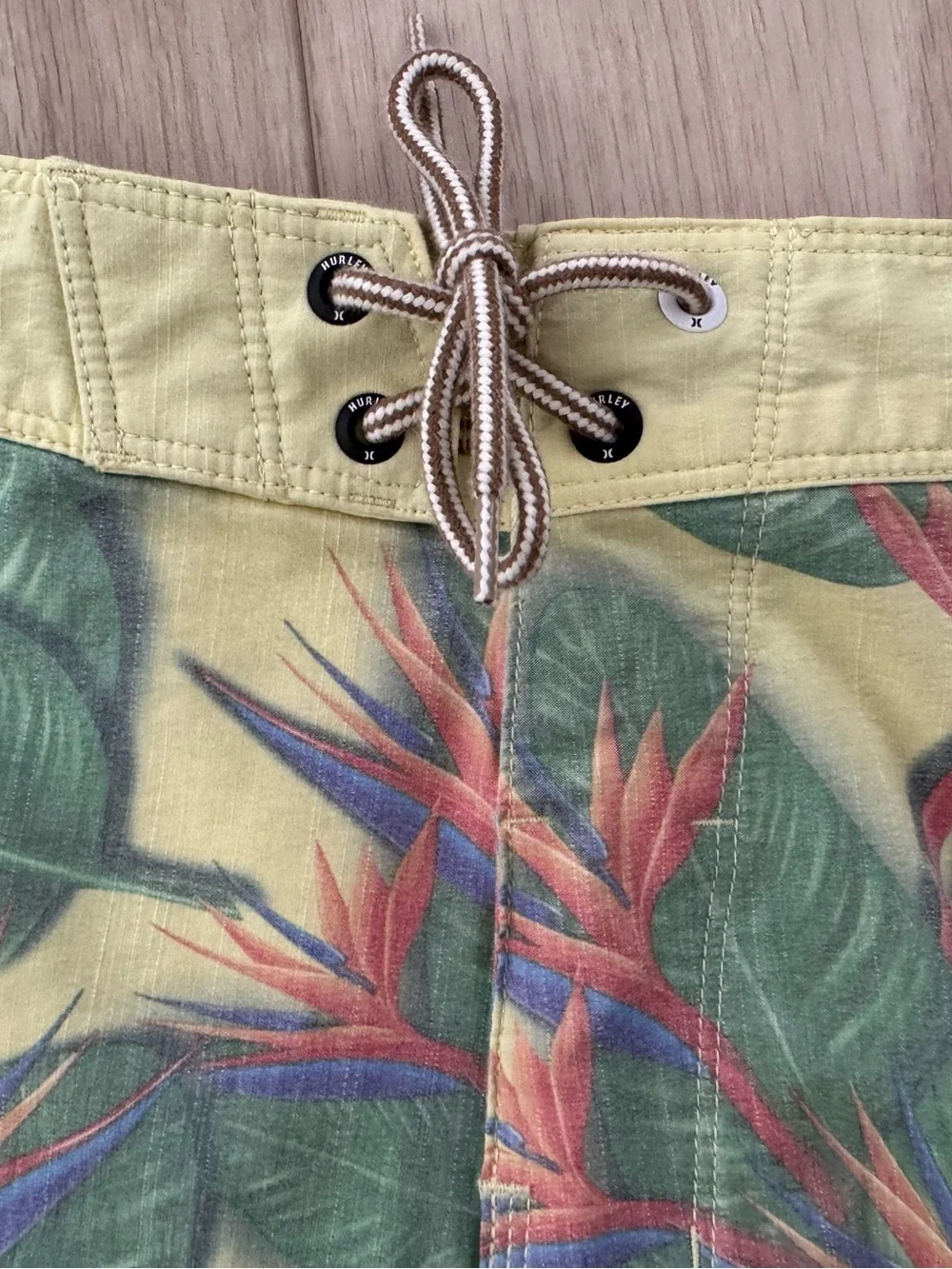 Men’s Hurley Phantom size 31 yellow tropical print board shorts swim trunks